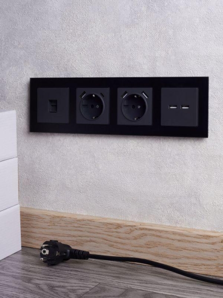 Рамка 4-м BRITE РУ-4-2-Бр стекло черн. матов. IEK BR-M42-G-31-K02