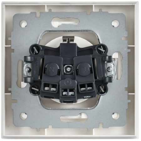 Розетка BRITE РСР14-1-0-БрАБ 16А в сборе с заземл. защ. шторки арктич. бел. IEK BR-R14-16-K91-F