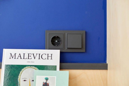 Розетка 1-м СП BRITE РС14-1-0-БрГ 16А с заземл. защ. шторки механизм графит IEK BR-R14-16-K53