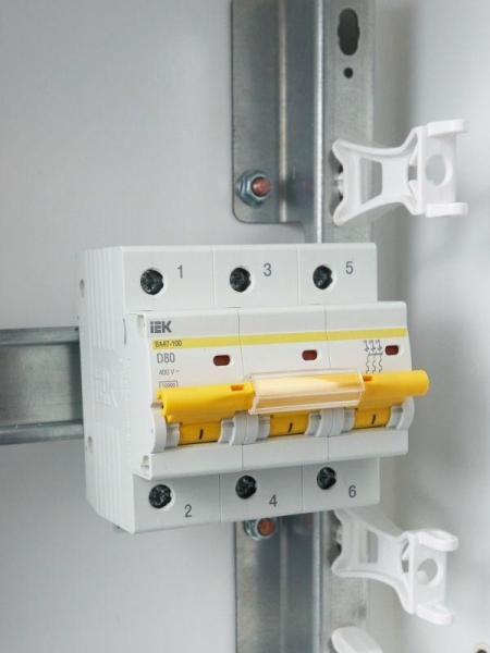 Выключатель автоматический модульный 3п D 80А 10кА ВА47-100 KARAT IEK MVA40-3-080-D