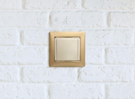 Розетка 1-м СП Valena 16А IP21 2P+E с заземл. защ. шторки с крышкой винты механизм сл. кость IEK 774322