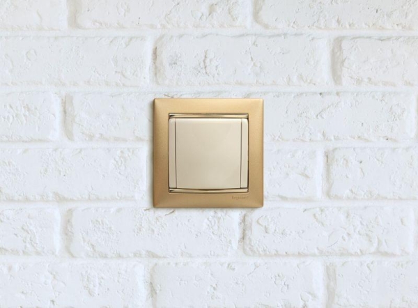 Розетка 1-м СП Valena 16А IP21 2P+E с заземл. защ. шторки с крышкой винты механизм сл. кость IEK 774322