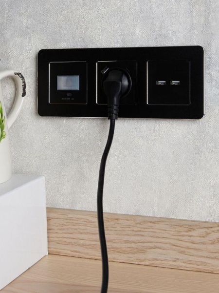 Рамка 3-м BRITE РУ-3-1-Бр метал. черн. RE IEK BR-M32-M-01-K02