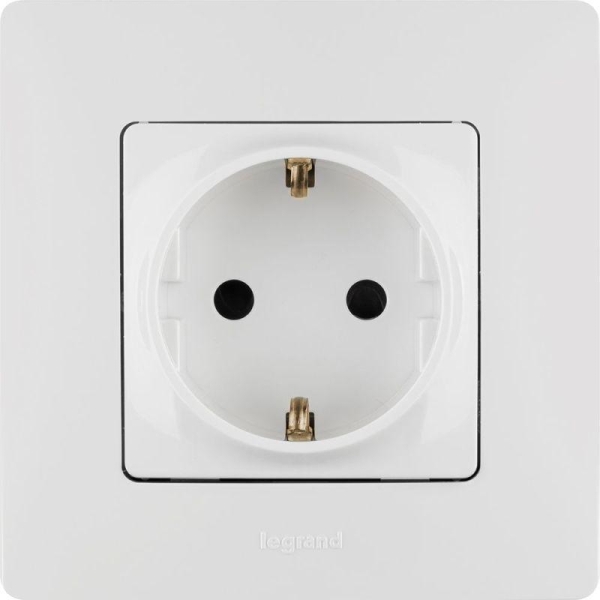 Розетка 1-м СП Etika 16А IP31 250В 2P+E с заземл. защ. шторки немецк. стандарт винтов. клеммы механизм бел. IEK 672222