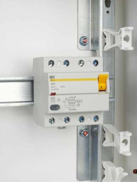 Выключатель дифференциального тока (УЗО) 4п 40А 30мА тип AC ВД1-63 KARAT IEK MDV10-4-040-030
