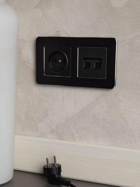 Рамка 2-м BRITE РУ-2-1-Бр метал. черн. RE IEK BR-M22-M-01-K02