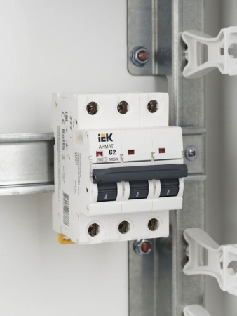Выключатель автоматический модульный 3п C 2А M06N ARMAT IEK AR-M06N-3-C002