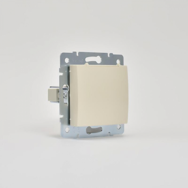 Розетка 1-м СП Karina с заземл. с крышкой термопласт механизм крем. LEZARD 707-0388-123B