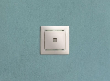 Выключатель 1-кл. СП Valena 10А IP31 250В с зел. индикацией механизм бел. IEK 774410