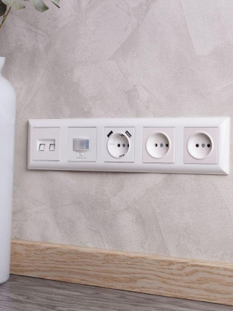 Рамка 5-м BRITE РУ-5-Бр бел./бел. IEK BR-M52-12-K01