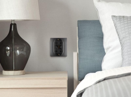 Розетка Inspiria 16А 250В 2х2p+E защ. шторки безвинт. зажимы антрацит IEK 673758