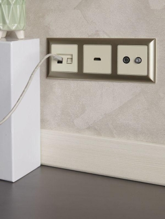 Рамка 3-м BRITE РУ-3-Бр беж./шампань IEK BR-M32-12-3-K10