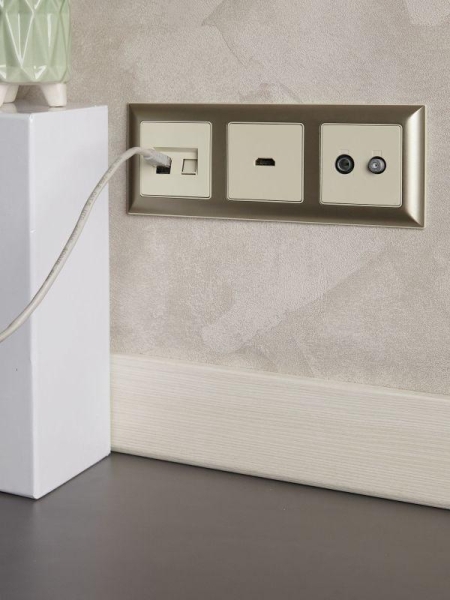 Рамка 3-м BRITE РУ-3-Бр беж./шампань IEK BR-M32-12-3-K10