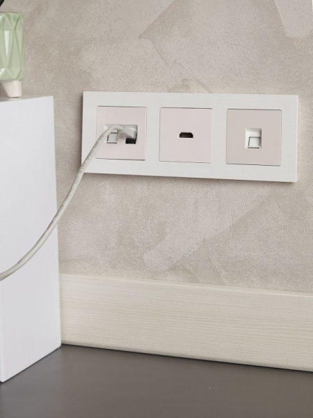 Рамка 3-м BRITE РУ-3-Бр бел. рифленый IEK BR-M32-51-K01