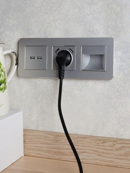 Рамка 3-м BRITE РУ-3-1-Бр метал. алюм. RE IEK BR-M32-M-01-K47