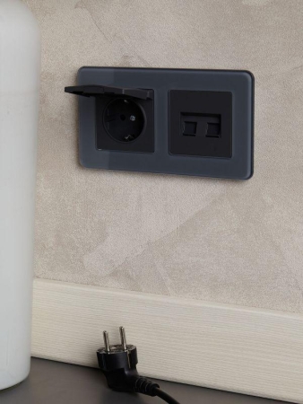 Розетка BRITE РСбш10-3-БрГ 16А IP20 с заземл. защ. шторки с крышкой механизм графит IEK BR-R16-16-K53