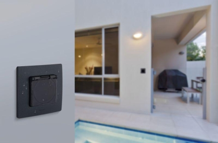 Розетка 1-м СП Etika 16А IP44 250В с заземл. со шторками с защ. крышкой безвинтов. зажимы антрацит IEK 672626