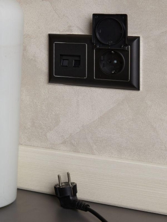 Розетка BRITE РСбш10-3-БрЧ 16А IP20 с заземл. защ. шторки с крышкой механизм черн. IEK BR-R16-16-K02