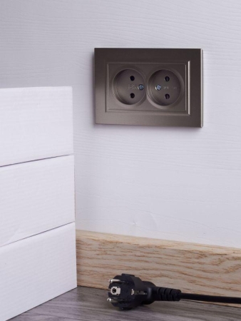 Розетка 2-м СП BRITE РСш12-2-БрШ 10А в сборе без заземл. защ. шторки шампань IEK BR-R23-10-K37-F