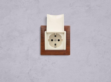 Розетка 1-м СП Valena 16А IP21 2P+E с заземл. защ. шторки с крышкой винты механизм сл. кость IEK 774322