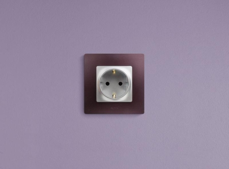 Розетка 1-м СП Etika 16А IP31 250В 2P+E с заземл. защ. шторки немецк. стандарт винтов. клеммы механизм алюм. IEK 672422