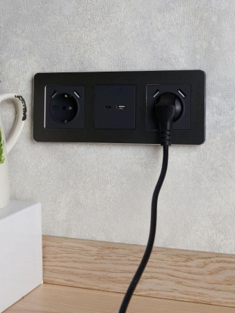 Розетка BRITE РЮш10-1-БрГ 16А с USB A+A 2.1А с заземл. защ. шторки механизм графит IEK BR-R14-16-U21-D21-K53