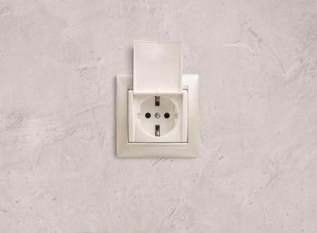 Розетка 1-м СП Valena 16А IP21 2P+E с заземл. защ. шторки с крышкой винты механизм бел. IEK 774422