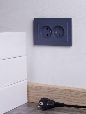 Розетка 2-м СП BRITE РСш12-2-БрМ 10А в сборе без заземл. защ. шторки маренго IEK BR-R23-10-K35-F