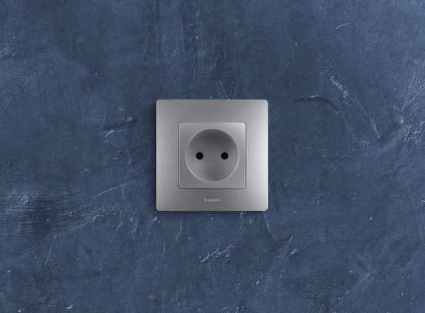 Розетка 1-м СП Etika 16А IP31 250В 2P без заземл. защ. шторки немецк. стандарт винтов. клеммы механизм алюм. IEK 672434