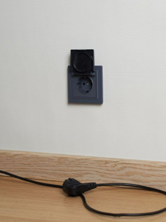 Розетка BRITE РСбш10-3-БрМ 16А IP20 с заземл. защ. шторки с крышкой механизм маренго IEK BR-R16-16-K35