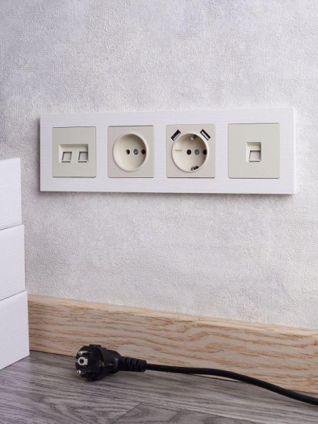 Рамка 4-м BRITE РУ-4-Бр бел. рифленый IEK BR-M42-51-K01