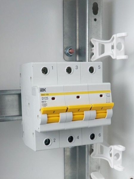 Выключатель автоматический модульный 3п D 125А 15кА ВА47-150 KARAT IEK MVA50-3-125-D