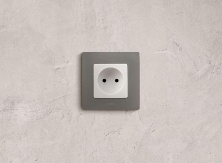 Розетка 1-м СП Etika 16А IP20 250В 2P без заземл. немецк. стандарт винтов. клеммы механизм бел. IEK 672220